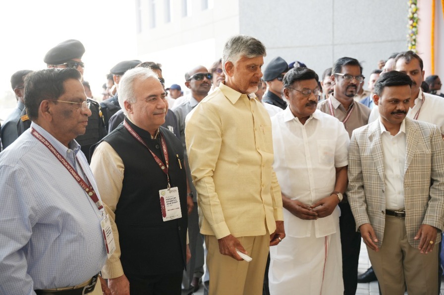 CM Naidu hails SRM Univ copy